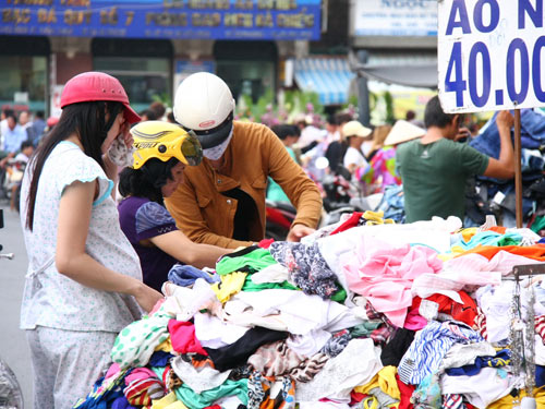 Mua do so sinh khong ro nguon goc co the gay nguy hiem cho be - Cách chọn quần áo cho trẻ sơ sinh