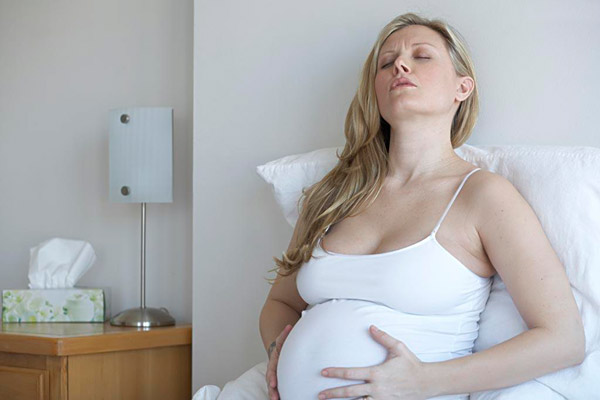 Bà bầu nên làm gì khi bị động thai?