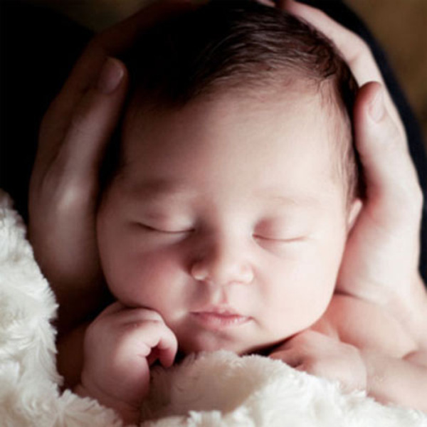 Những tư thế mẹ cần lưu ý để bảo vệ vùng đầu cho trẻ sơ sinh