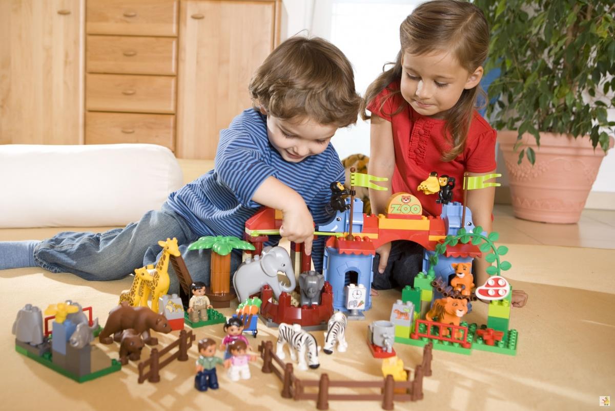 Các tiêu chí chọn đồ chơi an toàn cho trẻ bố mẹ cần nhớ