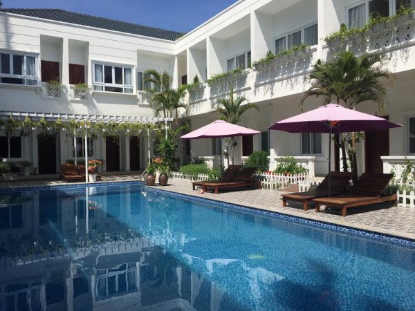 Phòng ngủ view hồ bơi mát mẻ tại Vanda Hotel Phú Quốc