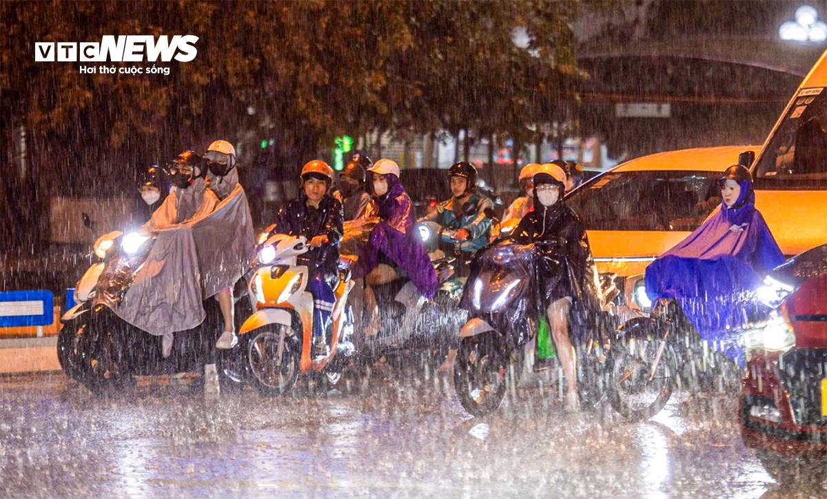 Dự Báo Thời Tiết Hà Nội: Tạm Nắng Rồi Mưa Dông Tập Trung Chiều Tối