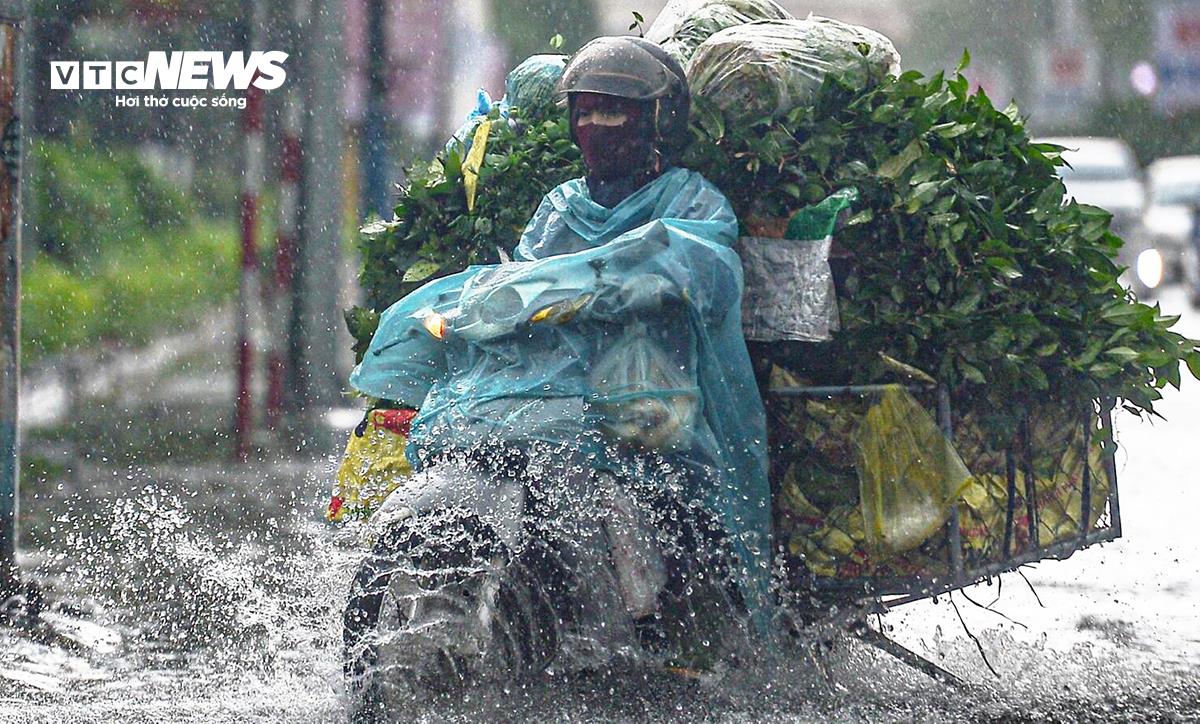 Dự Báo Thời Tiết Hôm Nay 17/10: Miền Trung Đối Mặt Mưa Lớn Kéo Dài, Cảnh Báo Lũ Quét Và Sạt Lở Đất