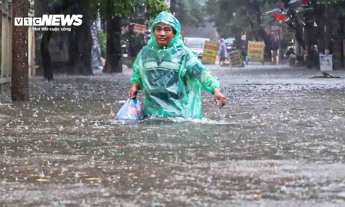 Dự Báo Thời Tiết Hôm Nay 8/10: Trung Bộ và Nam Bộ mưa dông chiều tối, cảnh báo lốc xoáy trên biển