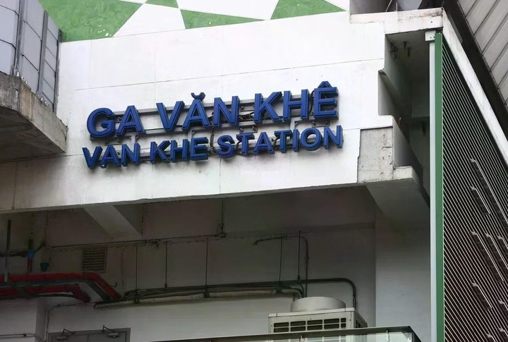 Mảng vữa từ nhà ga metro Cát Linh – Hà Đông rơi trúng xe buýt