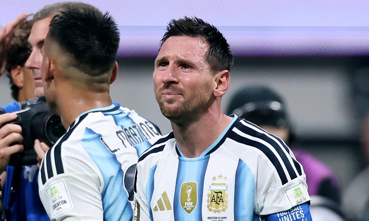 Argentina ngược dòng không tưởng, Messi bật khóc